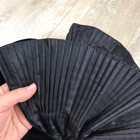 VALENTINO Vintage 80’s Cashmere Ruffle Bow Sweater - Picture 12 of 16